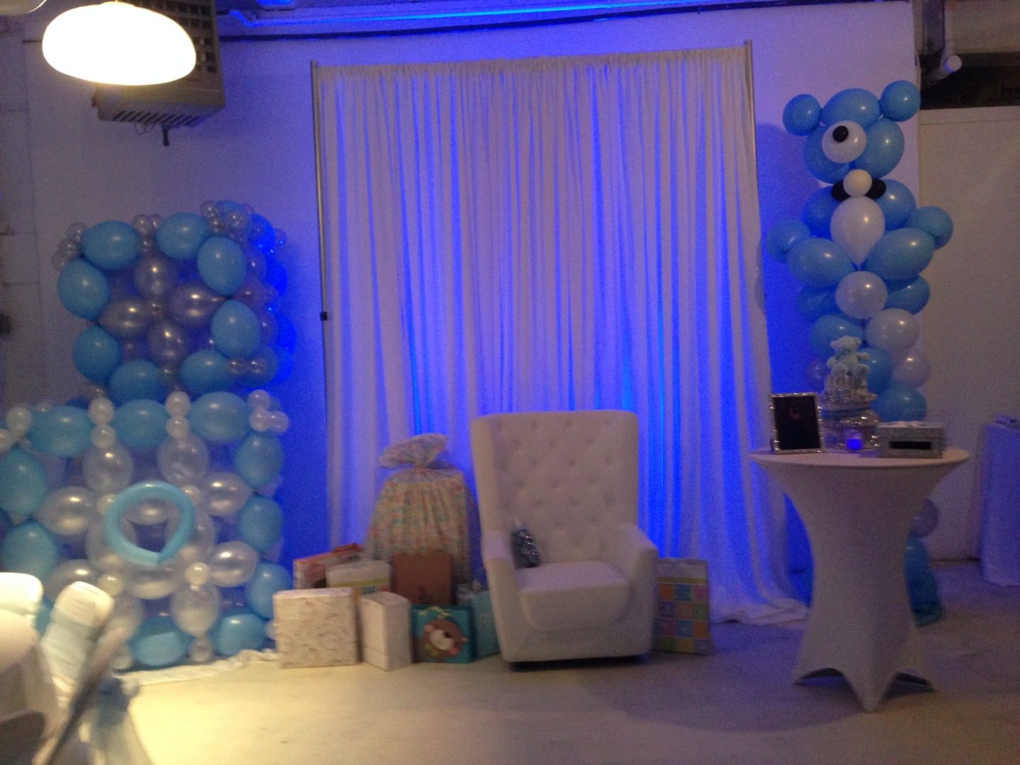 A room with blue and white balloons on the wall